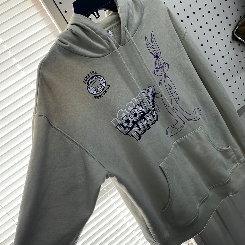 Selling a Looney Tunes/worldwide sweatshirt that’s a Medium in size.